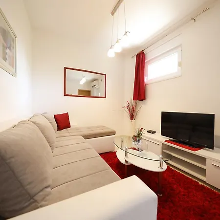 アパート Mirakul ザダル