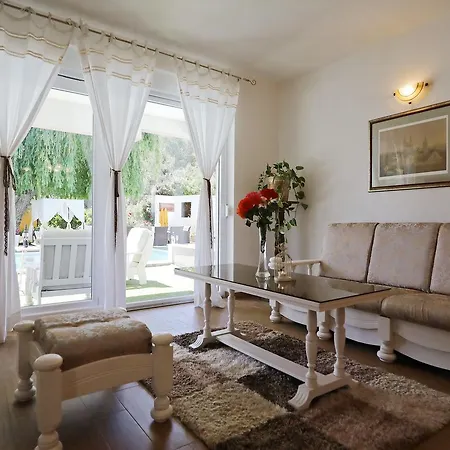 Mirakul Apartment *