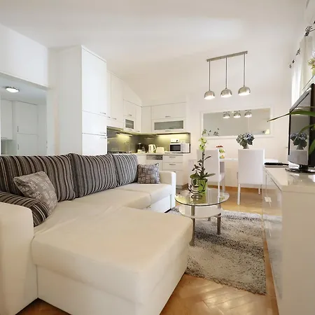 アパート Mirakul ザダル