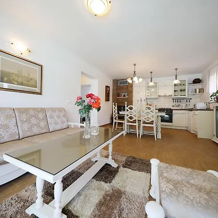 Mirakul Apartment
