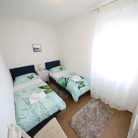 アパート Mirakul ザダル